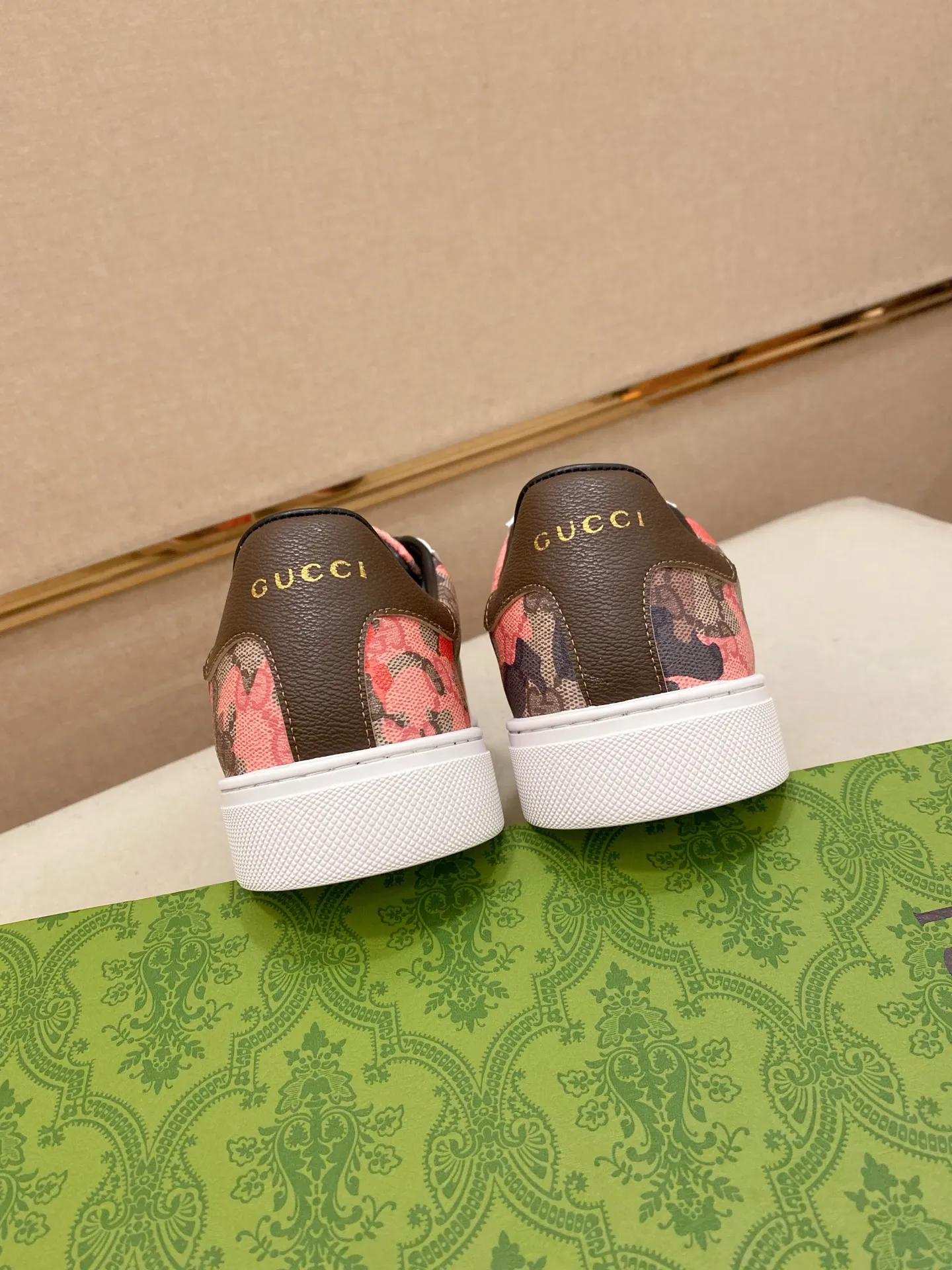 Ex-factory price 380💰【Gucci】Gucci men’s latest series of casual shoes! The official website is built 1:1. The upper is made of imported high-quality cowhide, and the lining is made of high-quality sheepskin, which is soft and comfortable. Picky selection of materials and exquisite workmanship give you the best enjoyment. Number of yards: 38-44 yards.
